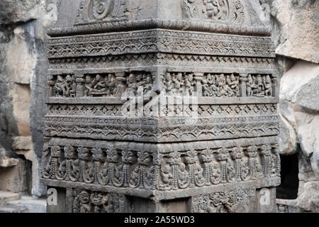 Grotta 16 : intricati intarsi in pietra enorme pilastro o vijay stambha, Kailasnatha tempio, Grotte di Ellora nel distretto di Aurangabad, Maharashtra, India Foto Stock