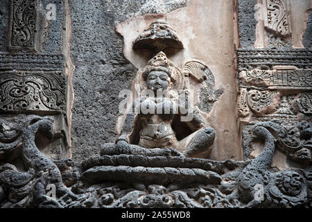 Grotta 16 : figura femminile scolpita nella pietra sul muro del tempio Kailasnatha, Ellora grotte nel distretto di Aurangabad, Maharashtra, India Foto Stock