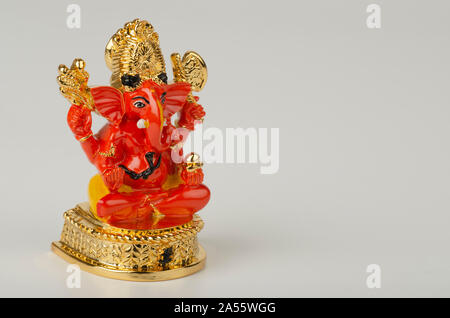 Un idolo del Signore Ganesh in fibra di vetro in postura di seduta Foto Stock