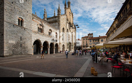 Como, Lombardia Italia Sett 2019 Como Duomo o Cattedrale del XIV sec.. Duomo di Como (Italiano: Cattedrale di Santa Maria Assunta; Duomo di Como) è il Ro Foto Stock