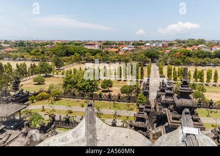 Vista panoramica di Denpasar dal Bajra Sandhi monumento - Monumento di indipendenza di Denpasar, Bali, Indonesia. Foto Stock