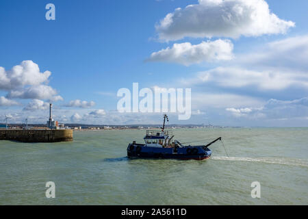 Shoreham dal mare West Sussex Regno Unito - piccola barca entra Shoreham porto Foto Stock