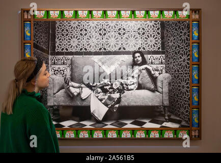 Sotheby's, Londra, Regno Unito. Il 18 ottobre 2019. Medio Easten settimana d'arte presenta oltre milleduecento anni di opere artistiche con rare, oggetti storici e moderna e contemporanea tele. Immagine: Hassan Hajjaj Ilham, preventivo: £12,000-18,000. Credito: Malcolm Park/Alamy Live News. Foto Stock