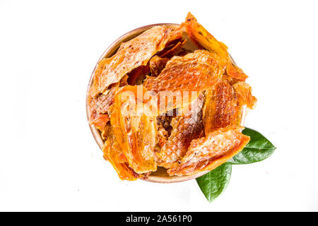 Cumulo di sole asciugato le fette di persimmon isolati su sfondo bianco. Vista superiore Foto Stock