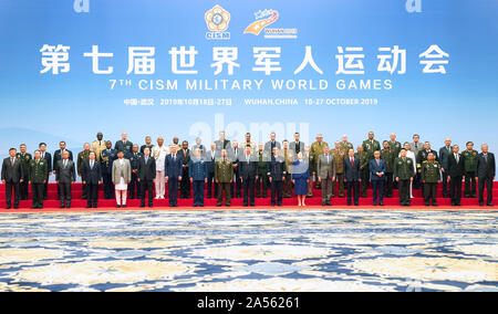 Wuhan, la Cina della provincia di Hubei. Xviii oct, 2019. Il presidente cinese Xi Jinping, anche segretario generale del Partito Comunista della Cina (CPC) Comitato Centrale e Presidente della Commissione militare centrale (CMC), posa per una foto di gruppo con i responsabili del dipartimento della difesa e militari di paesi partecipanti e i funzionari del militare internazionale di Sports Council (CISM) prima del 7° Giochi Mondiali Militari ufficialmente svela a Wuhan, capitale della Cina centrale della provincia di Hubei, il 18 ottobre 2019. Credito: Li pista/Xinhua/Alamy Live News Foto Stock