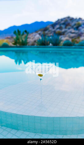 Martini sul Pool Bar con le montagne sullo sfondo. Foto Stock