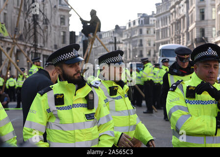 Londra, Regno Unito. Xviii oct, 2019. Una folla di ha incontrato funzionari di polizia a stare di fronte del cambiamento climatico activits occupando della Londra Oxford Circus. Credito: Kevin Shalvey/Alamy Live News Foto Stock