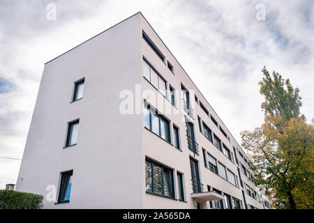 Stoccarda, Germania, 15 Ottobre 2019: Weissenhof Siedlung a.k.a. Weissenhof Estate Edificio principale da Mies van der Rohe a Stuttgart, Germania. Modernista Foto Stock