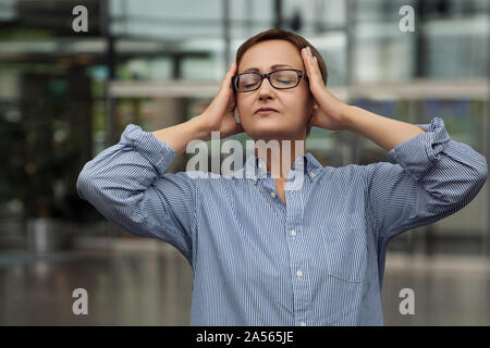 Ha sottolineato la donna in ufficio Foto Stock