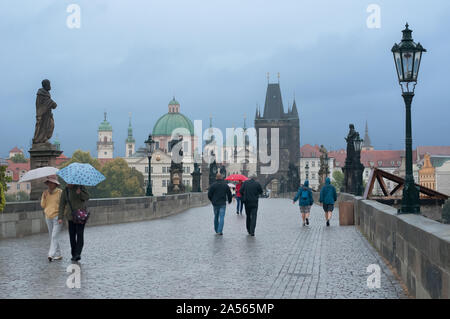 2017-09-10. Praga, Charles Bridge tempo piovoso persone con ombrelloni Foto Stock