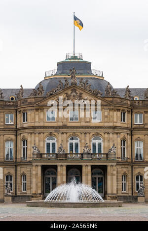 Ingresso del Palazzo Nuovo, Neues Schloss, a Stoccarda, Baden-Wuerttemberg, Germania, con fontana Foto Stock