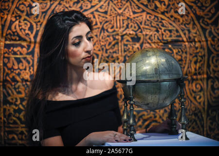 Londra, Regno Unito. Il 18 ottobre 2019. Un membro dello staff pone con un "ottone afavid globo celeste e telaio', la Persia, xvii secolo (Est. GBP80,000-120,000). Anteprima di islamica, indiani e medio arte orientale per essere messo all'asta da Sotheby's New Bond Street, il 22 e 23 ottobre. Credito: Stephen Chung / Alamy Live News Foto Stock