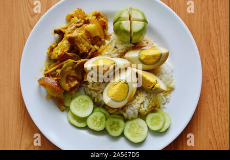Bollito di dolce uovo marrone e piccante saltate in padella cinghiale curry rosso sul riso Foto Stock