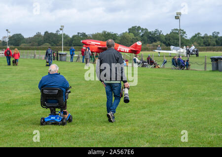 Il vecchio operaio, Bedfordshire, Regno Unito, ottobre 6, 2019. Fotografo di scatto a un air show.Il giorno della corsa di Shuttleworth. Foto Stock