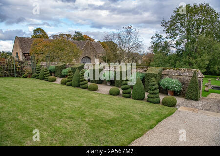 Sala Tithe Barn in un bellissimo giardino inglese scena Foto Stock