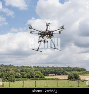 Drone in volo, livello basso Foto Stock