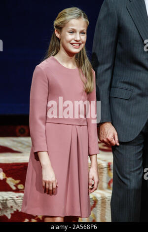 OVIEDO, Spagna - 18 ottobre: Principessa Sofia, Principessa Leonor, re Felipe e Regina Letizia assistere alla consegna delle medaglie per la Principessa delle Asturie 2019 vincitori premi a Oviedo, in Spagna il 18 ottobre 2019. Credito: Jimmy Olsen/Media punzone ***Nessuna Spagna*** Foto Stock