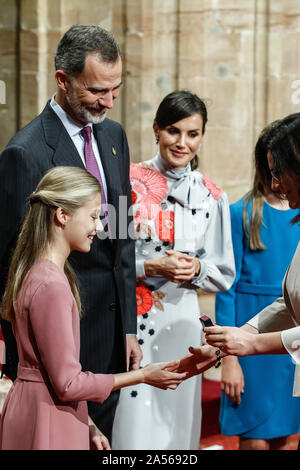 OVIEDO, Spagna - 18 ottobre: Principessa Sofia, Principessa Leonor, re Felipe e Regina Letizia assistere alla consegna delle medaglie per la Principessa delle Asturie 2019 vincitori premi a Oviedo, in Spagna il 18 ottobre 2019. Credito: Jimmy Olsen/Media punzone ***Nessuna Spagna*** Foto Stock