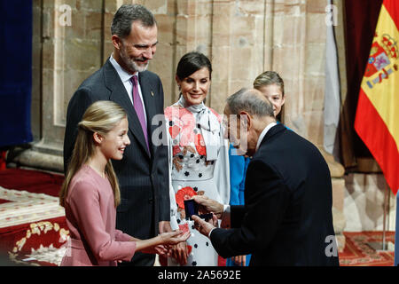 OVIEDO, Spagna - 18 ottobre: Principessa Sofia, Principessa Leonor, re Felipe e Regina Letizia assistere alla consegna delle medaglie per la Principessa delle Asturie 2019 vincitori premi a Oviedo, in Spagna il 18 ottobre 2019. Credito: Jimmy Olsen/Media punzone ***Nessuna Spagna*** Foto Stock