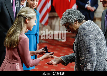 OVIEDO, Spagna - 18 ottobre: Principessa Sofia, Principessa Leonor, re Felipe e Regina Letizia assistere alla consegna delle medaglie per la Principessa delle Asturie 2019 vincitori premi a Oviedo, in Spagna il 18 ottobre 2019. Credito: Jimmy Olsen/Media punzone ***Nessuna Spagna*** Foto Stock