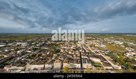 Francia, Gironde (33), AQUITAINE, veduta aerea della città di Pauillac, la CHIESA DI SAN MARTINO DEL XIX SECOLO, MEDOC, Vigna di Bordeaux Foto Stock