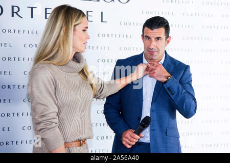 Madrid, Spanien. Xvii oct, 2019. Luis Figo con la moglie Helen Svedin durante la presentazione della campagna d'autunno di Cortefiel a Los Gallos. Madrid, 17.10.2019 | Utilizzo di credito in tutto il mondo: dpa/Alamy Live News Foto Stock