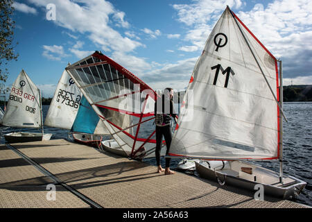 Bochum, Germania. Xviii oct, 2019. Un surfista inizia da un pontile di una scuola di vela a Kemnader vedere. Il lago di Kemnader vedere è uno dei bacini della Ruhr. Credito: Bernd Thissen/dpa/Alamy Live News Foto Stock