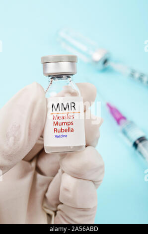 Il vaccino MMR per morbillo, parotite e rosolia come focolai concetto. Foto Stock
