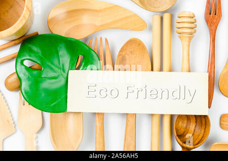 Eco Friendly tag su utensili di legno. Eco Friendly concetto. Foto Stock