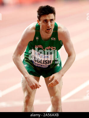 In Irlanda il marchio inglese dopo la concorrenza negli uomini 800m si riscalda durante il giorno due di la IAAF Campionati del Mondo Al Khalifa International Stadium, Doha, Qatar. Foto Stock