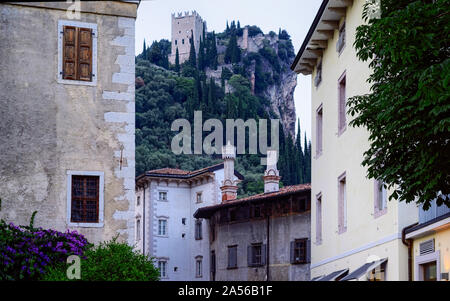 Street con il Castello di Arco sulla roccia al lago di Garda Foto Stock