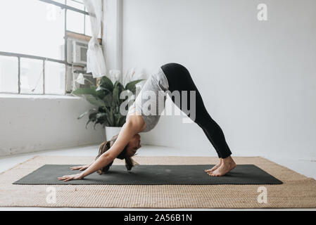 La donna a praticare yoga in studio Foto Stock