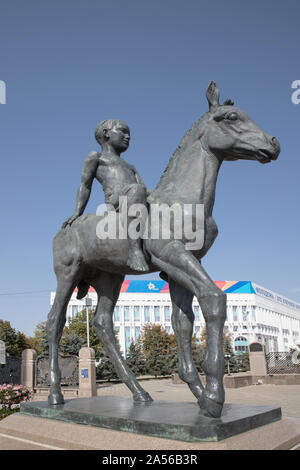 Statua in piazza della repubblica Almaty Kazakhstan Foto Stock