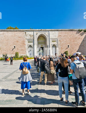 ISTANBUL Turchia una linea di turisti o visitatori in coda per entrare al Palazzo Topkapi o serraglio Foto Stock