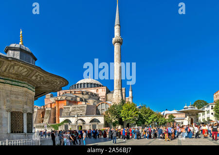 ISTANBUL TURCHIA Hagia Sophia edificio con una linea di turisti in coda per entrare al Palazzo Topkapi o serraglio Foto Stock