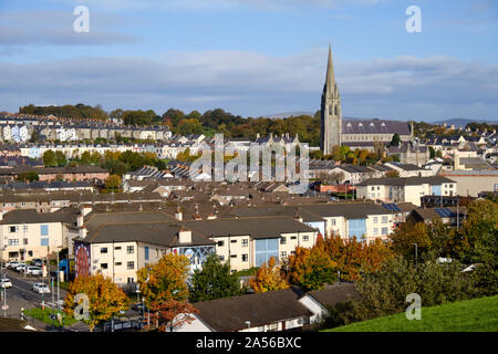 Vista complessiva area Bogside su Derry Londonderry dominata dalla cattedrale con libera Derry area residenziale intorno Foto Stock