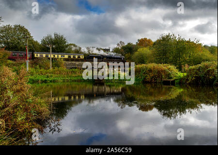 Bury, Lancashire, Regno Unito. 18 ott 2019. Il primo giorno dell'autunno annuale evento di vapore sulla East Lancashire Railway. Il volontario eseguire ferroviaria patrimonio è un impresa preferita con gli appassionati di vapore che viaggiano da tutto il paese per frequentare i tre giorni di manifestazione. Preferiti dalla East Lancashire Railway's home flotta sarà unire special guest di locomotori per il vapore spettacolare! LMS Stanier Classe n. 44871 cuoce a vapore attraverso le bave Country Park vicino a Bury, Lancashire. Foto di credito: Paolo Heyes/Alamy Live News Foto Stock