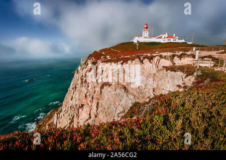 Cabo da Roca faro a luce del sole e bella cloudscape. La maggior parte del punto ovest dell'Europa continentale, Sintra, Portogallo Foto Stock