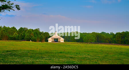 Il Kentucky Horse fienile con campo in primo piano. Foto Stock