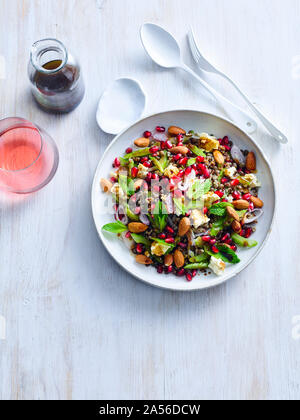 Lenticchia tricolore e la quinoa insalata con condimento di cannella Foto Stock