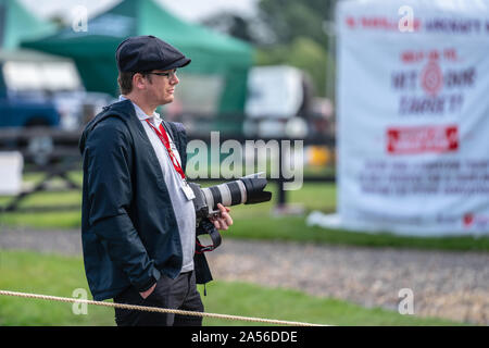 Il vecchio operaio, Bedfordshire, Regno Unito, ottobre 6, 2019. Fotografo di scatto a un air show.Il giorno della corsa di Shuttleworth. Foto Stock