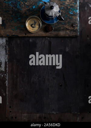 Rustico chiave di basso ancora in vita con caffè moka pot e vetro di espresso sul tavolo di legno, vista aerea Foto Stock