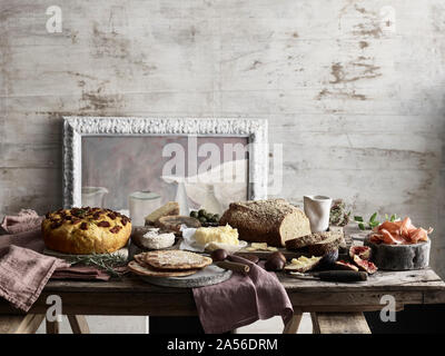 Diffusione di pane, formaggio, fichi e prosciutto sul tavolo Foto Stock