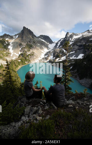 Giovane gode di vista panoramica, alpino lago blu, Washington, Stati Uniti d'America Foto Stock