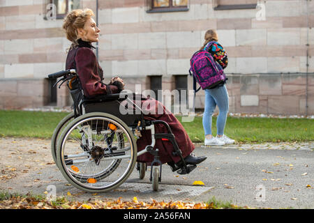 Stein, Germania. Xviii oct, 2019. L'attrice Andrea Sawatzki, nel ruolo di insegnante Hulda Stechbarth, attende durante le riprese del film 'Aiuto, ho ridotto i miei amici" per il suo impegno. Credito: Daniel Karmann/dpa/Alamy Live News Foto Stock