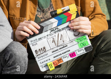 Stein, Germania. Xviii oct, 2019. Il lembo di pellicola per le riprese del film 'Aiuto, ho ridotto i miei amici " è tenuto nelle mani di un attore a scattare una foto. Credito: Daniel Karmann/dpa/Alamy Live News Foto Stock