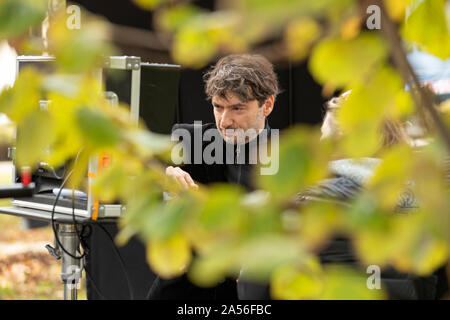 Stein, Germania. Xviii oct, 2019. Il direttore Granz Henman guarda un monitor durante le riprese del film 'Aiuto, ho ridotto i miei amici". Credito: Daniel Karmann/dpa/Alamy Live News Foto Stock