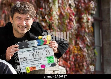 Stein, Germania. Xviii oct, 2019. Direttore Granz Henman trattiene il lembo di film nelle sue mani durante le riprese del film 'Aiuto, ho ridotto i miei amici". Credito: Daniel Karmann/dpa/Alamy Live News Foto Stock