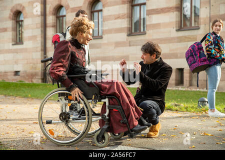 Stein, Germania. Xviii oct, 2019. L'attrice Andrea Sawatzki, nel ruolo di insegnante Hulda Stechbarth, parla al direttore Granz Henman durante le riprese del film 'Aiuto, ho ridotto i miei amici". Credito: Daniel Karmann/dpa/Alamy Live News Foto Stock