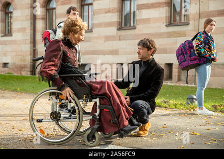 Stein, Germania. Xviii oct, 2019. L'attrice Andrea Sawatzki, nel ruolo di insegnante Hulda Stechbarth, parla al direttore Granz Henman durante le riprese del film 'Aiuto, ho ridotto i miei amici". Credito: Daniel Karmann/dpa/Alamy Live News Foto Stock